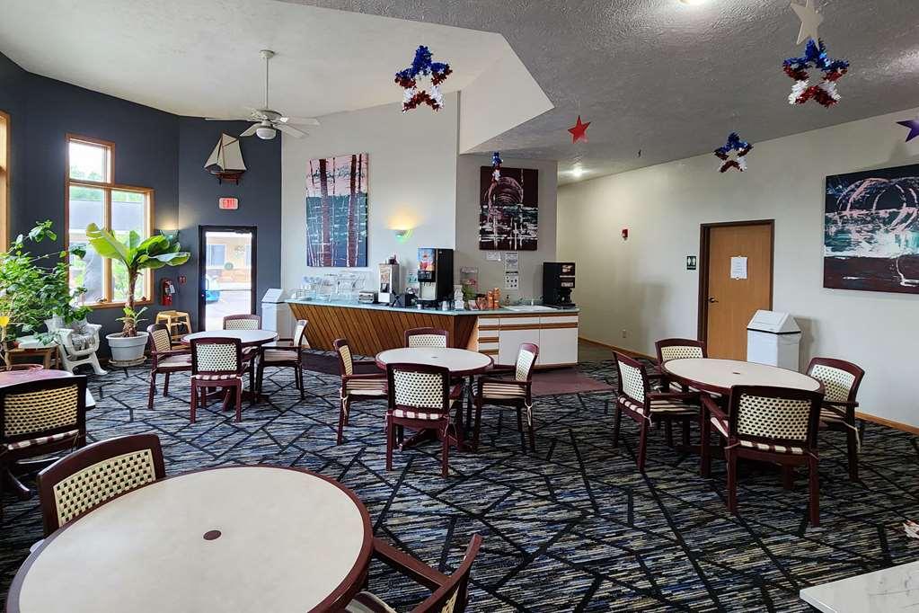 מניסטיק Econo Lodge Lakeshore מסעדה תמונה